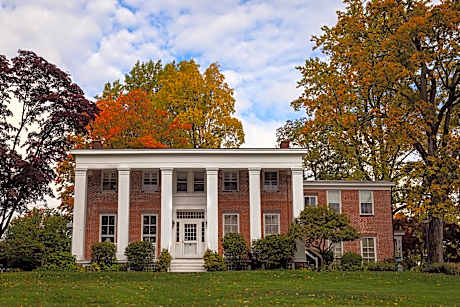Cromwell Manor Inn