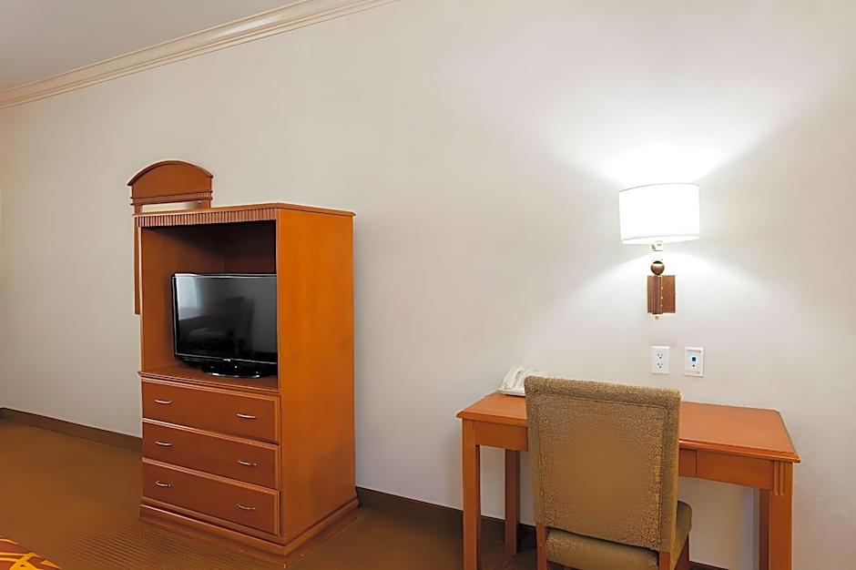 Howard Johnson Hotel & Suites by Wyndham Pico Rivera