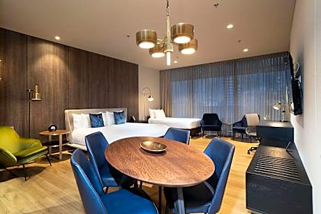 1 King Bed Apartasuite With Park 93 View