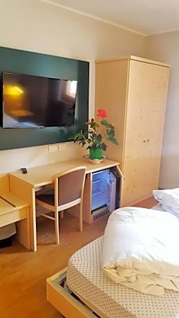 Quadruple Room (2 Adults + 2 Children)