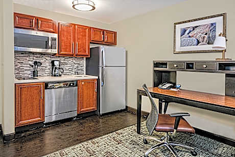 1 Queen Bed Studio Suite