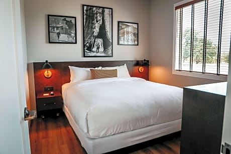 1 King Bed Deluxe Mobility/Hearing Accessible Room Roll-In Shower Non-Smoking