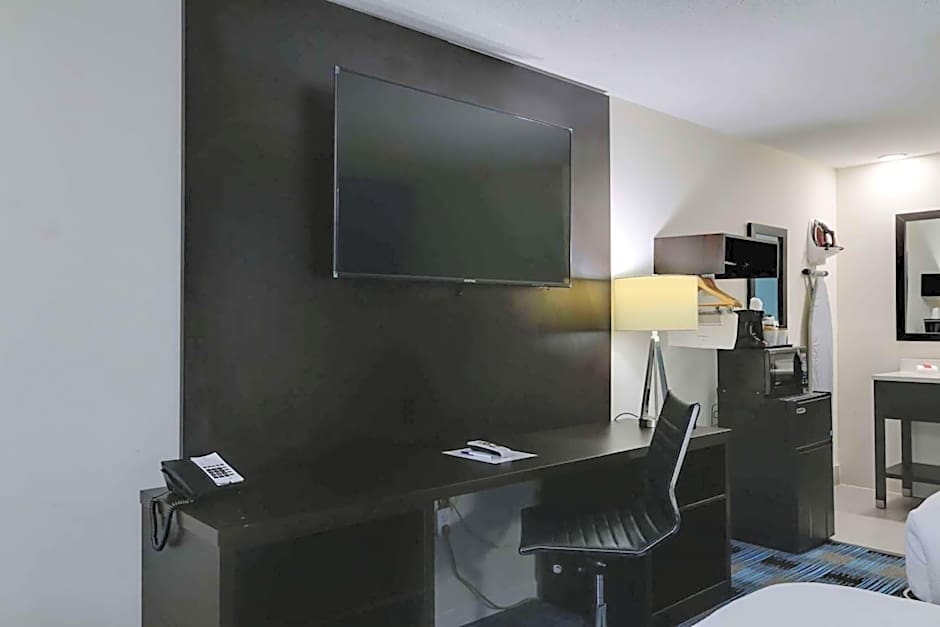 Travelodge by Wyndham Calhoun South I-75