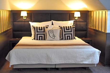 Deluxe Suite with Spa Bath
