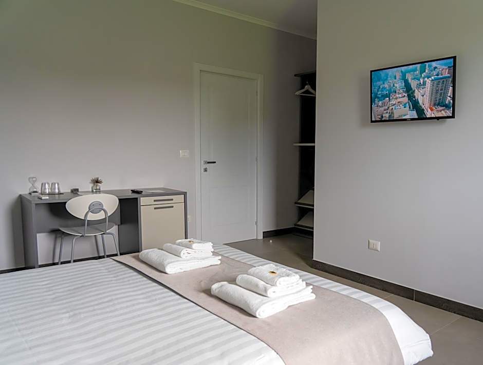 Skyline Rooms & Suites