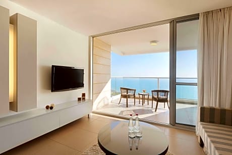 Grand Deluxe 1 Queen Bed Non-Smoking Full Sea View Suite