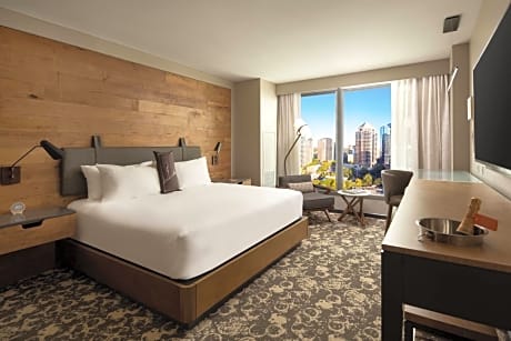 Deluxe Guest Room with 1 King, City view