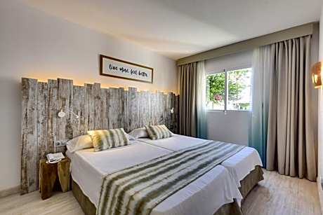 One-Bedroom Apartament with Private Garden and Pool Access