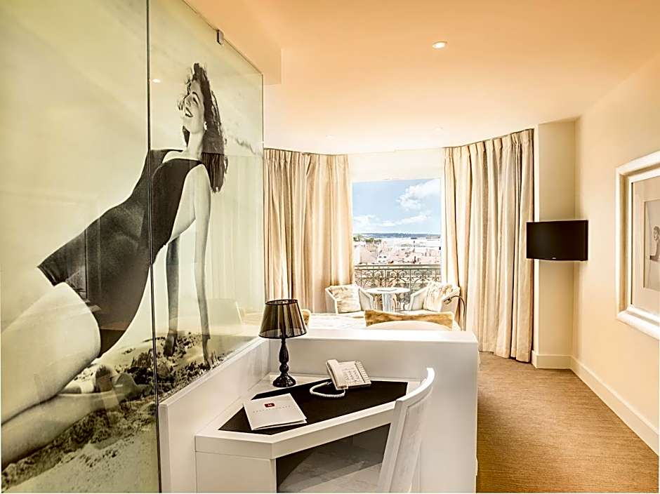 Photo 1 of 32 of Hotel Renoir