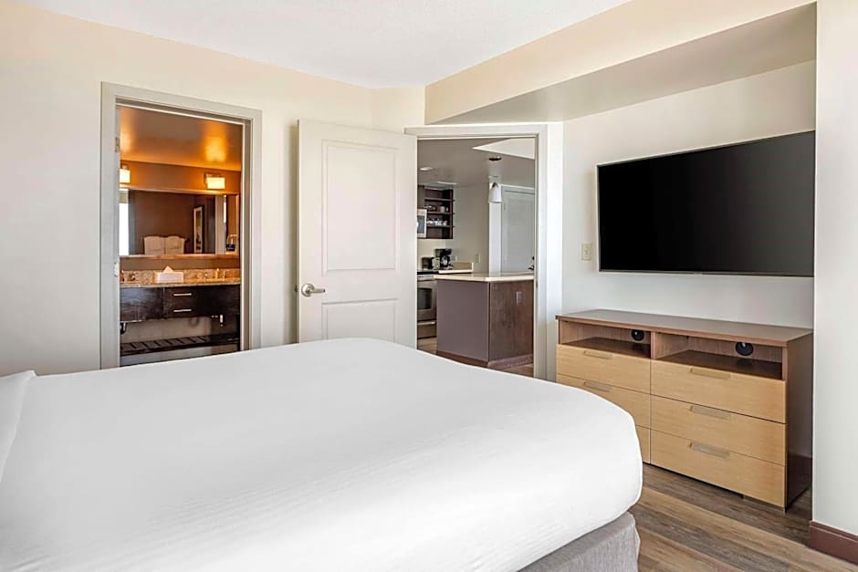 Photo 1 of 5 of 1 Bedroom 1 Queen Bed Suite, Ocean front
