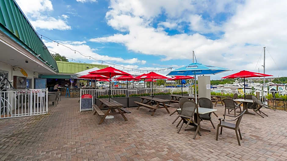 Heated Pool, Huge TV, Waterfront Tiki Bar & Grill, Close to Beaches