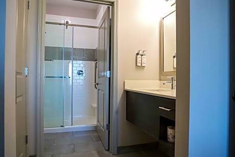 One-Bedroom Queen Suite -Non-Smoking