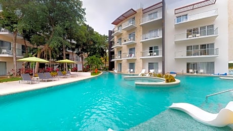 King Suite with Pool View