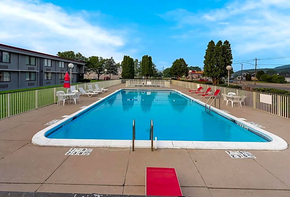 HomeTowne Studios by Red Roof Painted Post