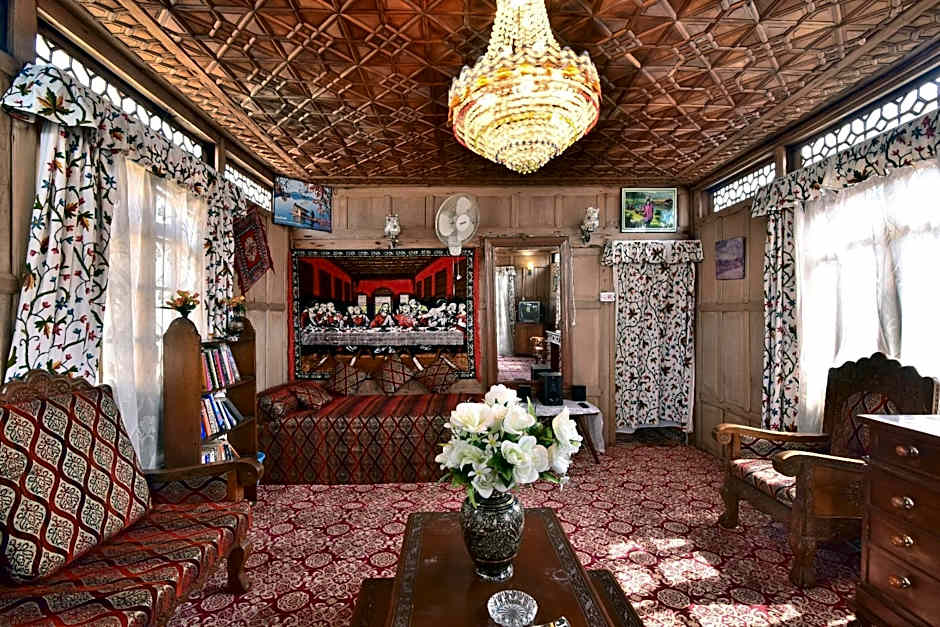 Golden Hopes Group of Houseboats