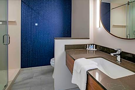 Queen Suite with Two Queen Beds, Lake View, Bathtub and Sofa Bed - Mobility Access