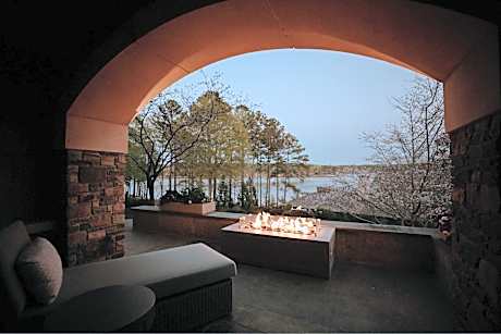 Fireside Executive Suite, 1 Bedroom Executive Suite, King, Sofa Bed, Lake View, Terrace Level