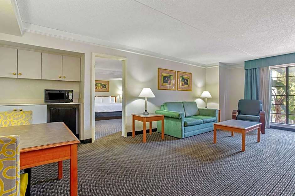 La Quinta Inn & Suites by Wyndham Tampa Bay Pinellas Park Clearw