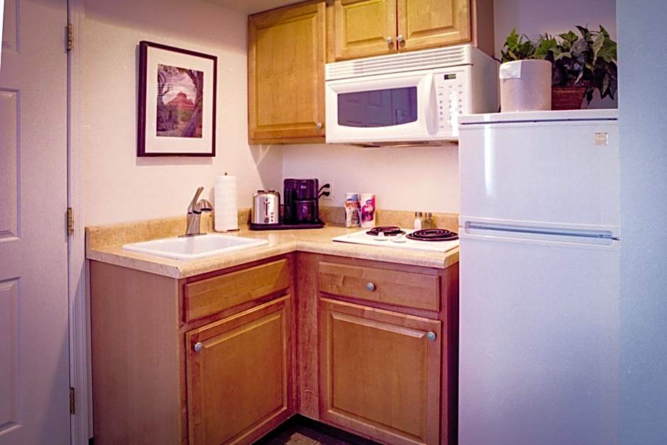 Pines Inn & Suites