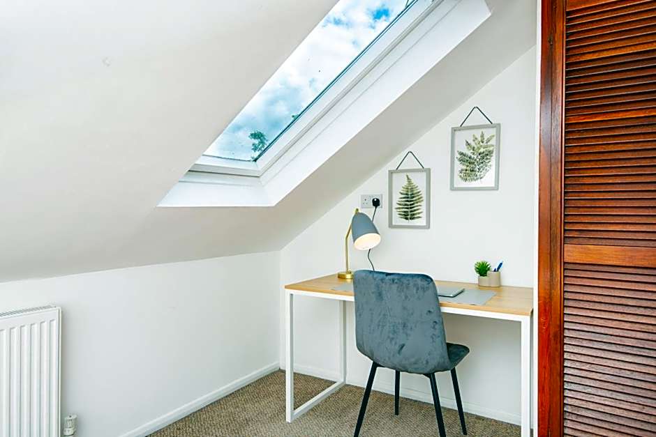 Spacious en-suite in a 5-Bedroom House at Hanwell (2nd Floor)