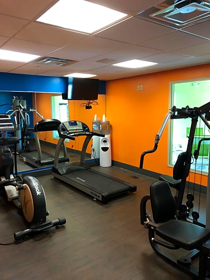 Countryview Inn & Suites