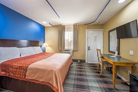 Deluxe King Bed Smoking with Jetted Tub