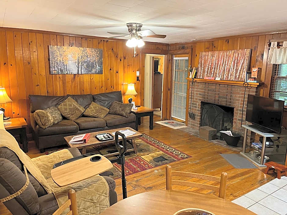 Cozy Cabin Pet Friendly ADA Compatible