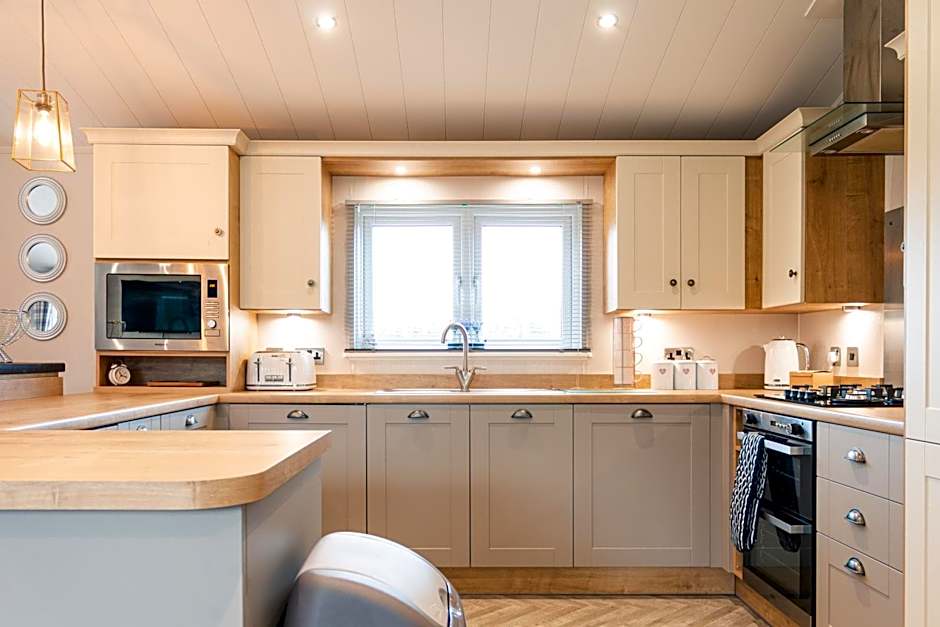 Kinship Lodge with Hot Tub