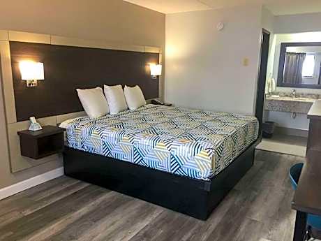 1 King Bed | Mob Acc RI Shwr Nsmk Micfridg