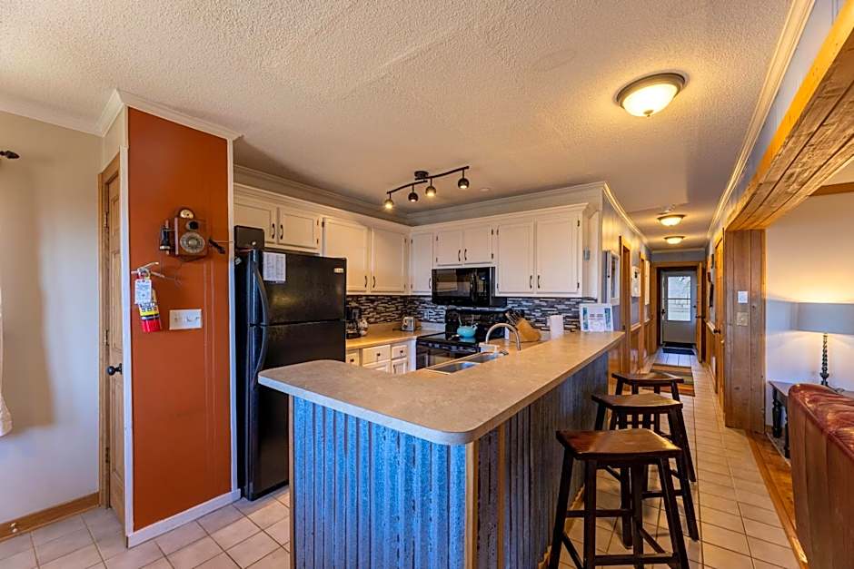 Sunsets at Summit 108b, free WI-FI, parking and AC