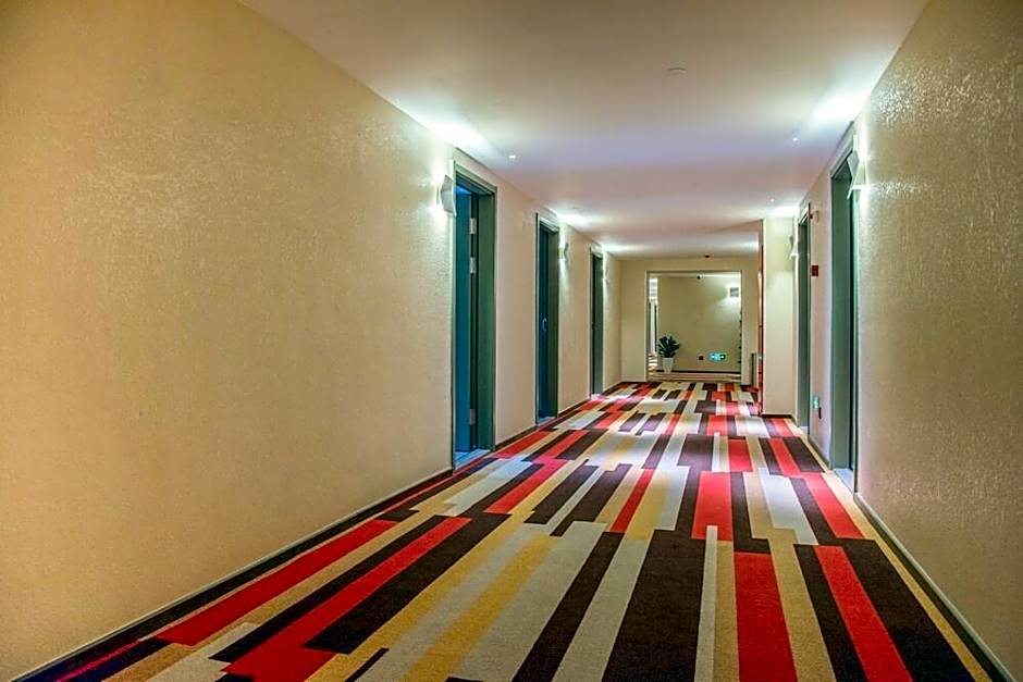 ibis Luoyang Baolong Square Hotel