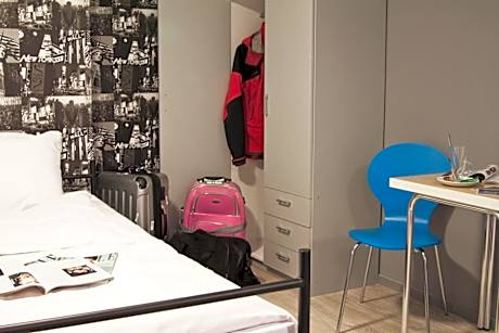 Bed in 4-Bed Female Dormitory Room - No Window