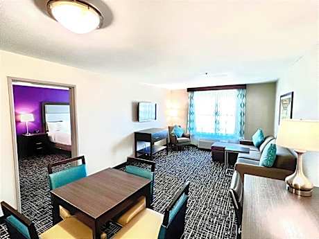 1 King Bed Suite Non-Smoking