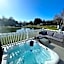 Lakeside Retreat Lodge With Hot Tub