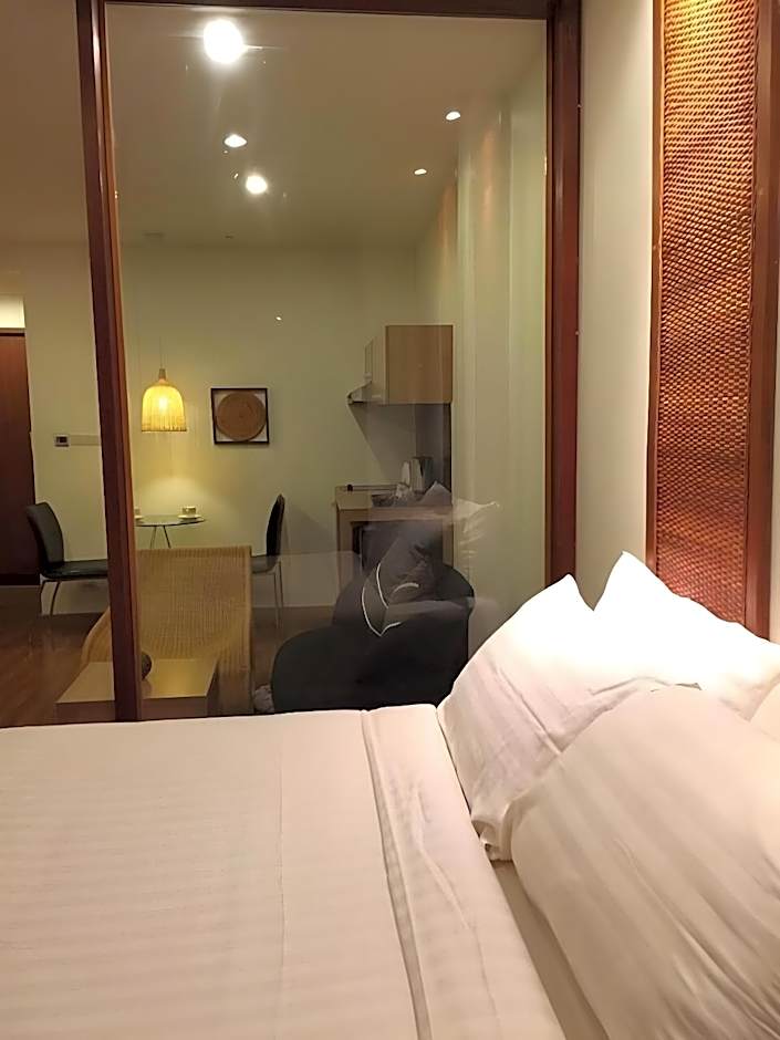 5ive Beach House Hotel