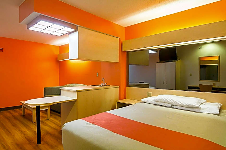 Motel 6-Sycamore, IL