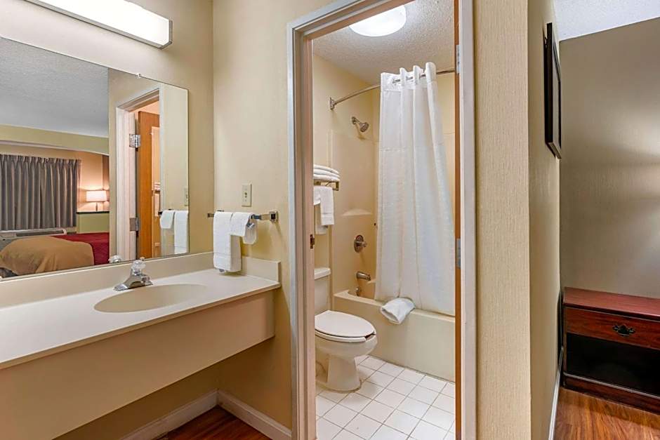 Econo Lodge Inn & Suites Southeast