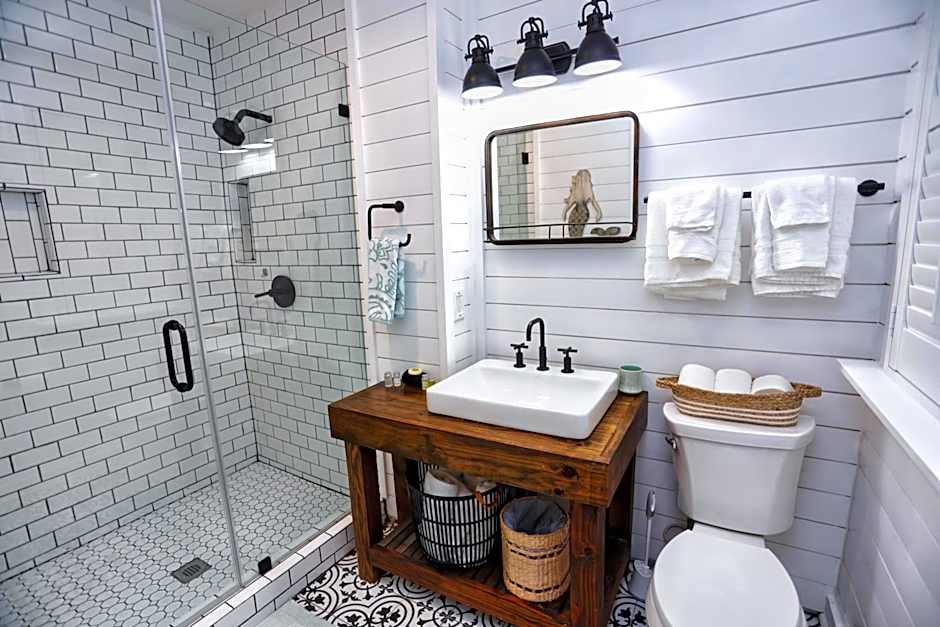 Historic Home Family Friendly Close to Seawall
