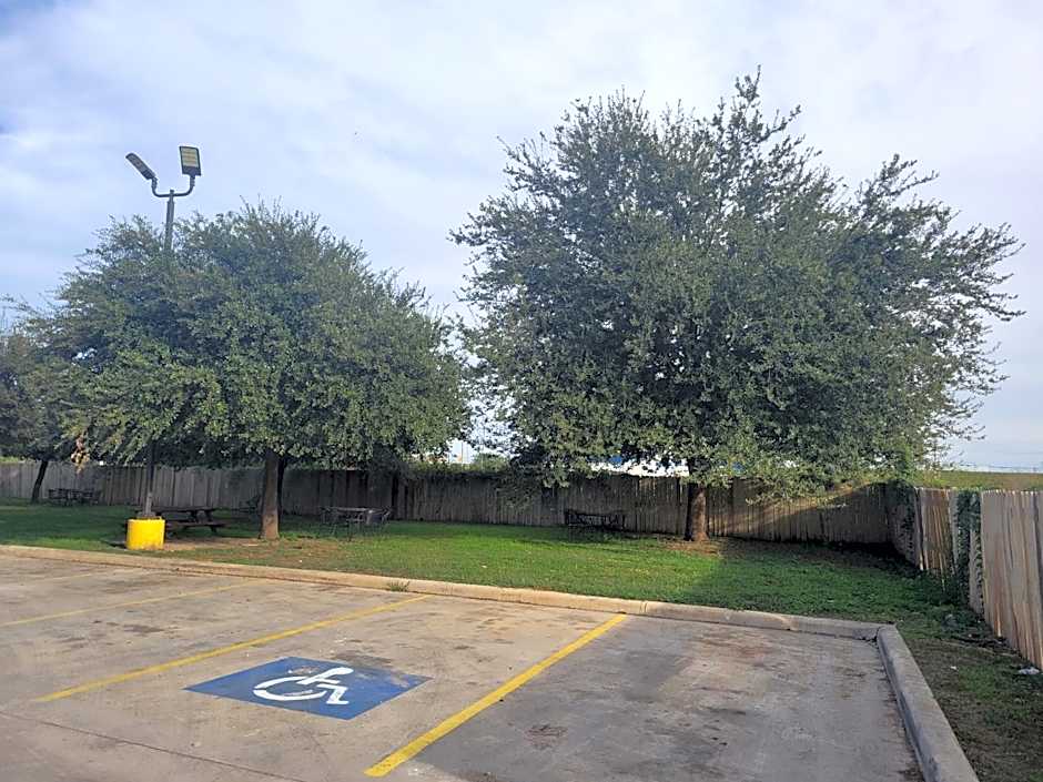 Cotulla Whitten Inn