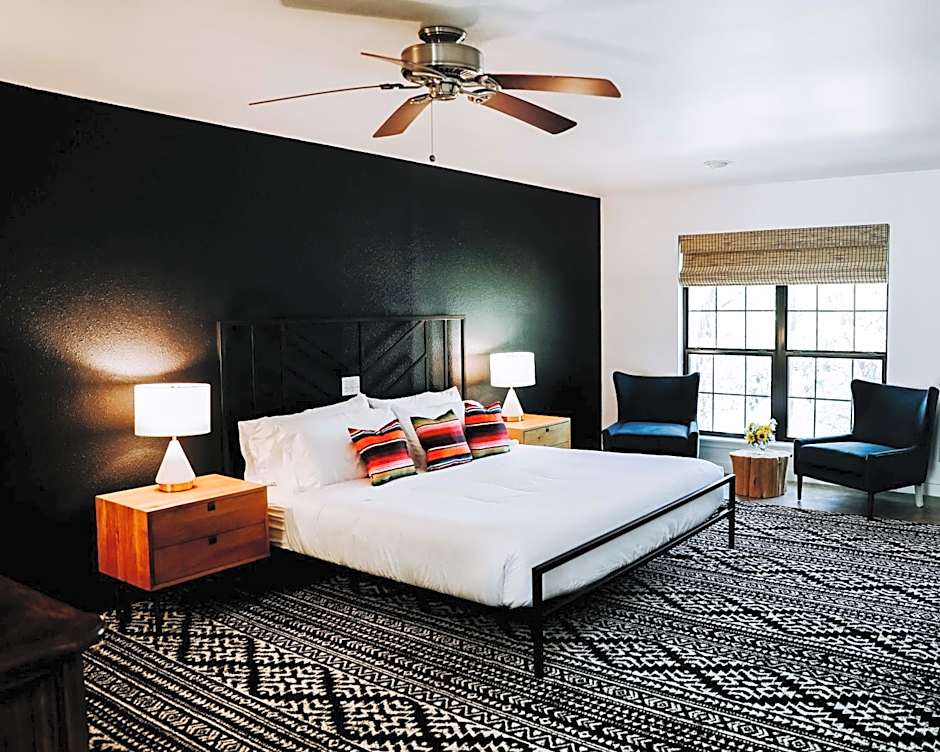 Wimberley Inn & bar
