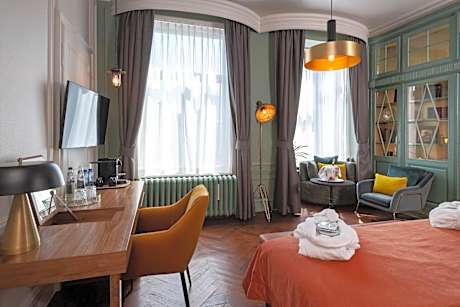 Library room with canal view