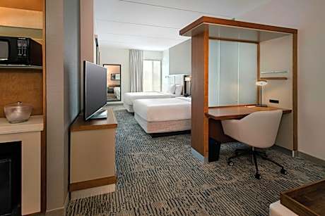 Queen Suite with Two Queen Beds, Bathtub and Trundle Sofa - Mobility Access