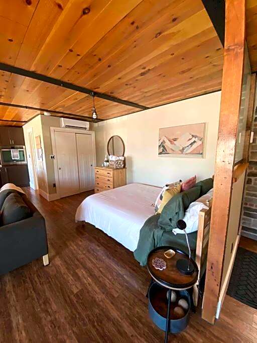 Cozy downtown studio getaway