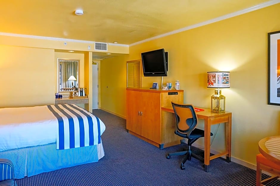 Photo 1 of 4 of 1 Queen Bed