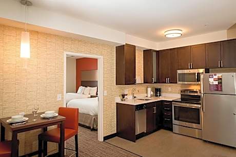 One-Bedroom Queen Suite with Sofa Bed and Adapted Tub - Mobility and Hearing Accessible
