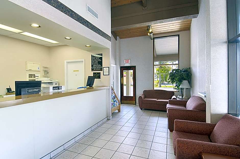 Super 8 by Wyndham Riviera Beach West Palm Beach