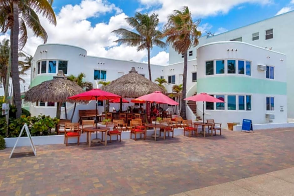 Walkabout 1 Tower Suite in the heart of Hollywood Beach