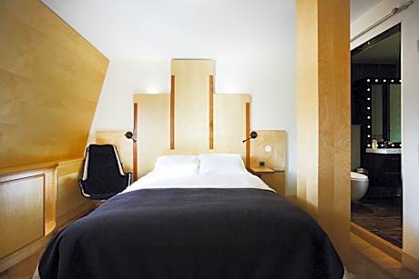 Queen Room (55 in bed)