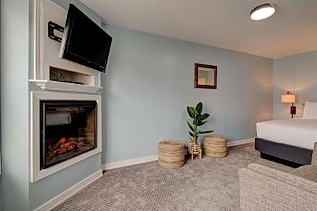 Partial Ocean View Queen Suite with Jetted Tub