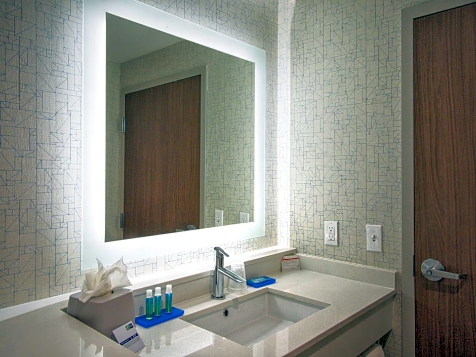 Holiday Inn Express & Suites Moore, an IHG Hotel